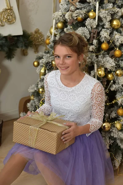 Chica Adolescente Una Falda Lila Con Regalos Árbol Navidad — Foto de Stock