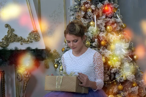 Κορίτσι Έφηβος Μια Λιλά Φούστα Δώρα Στο Χριστουγεννιάτικο Δέντρο — Φωτογραφία Αρχείου