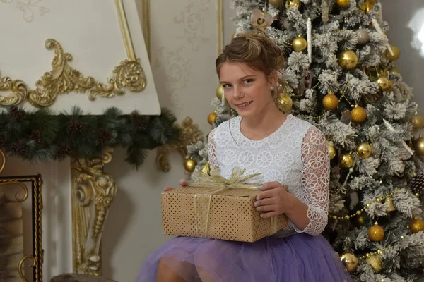 Κορίτσι Έφηβος Μια Λιλά Φούστα Δώρα Στο Χριστουγεννιάτικο Δέντρο — Φωτογραφία Αρχείου