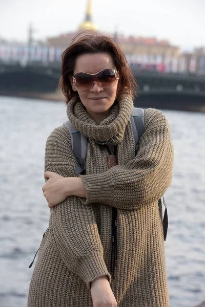 Kadın Yaşında Esmer Bir Kazak Güneş Gözlüğü — Stok fotoğraf