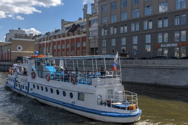 Russland Moskau 2018 Touristisches Motorschiff Auf Dem Moskauer Fluss — Stockfoto