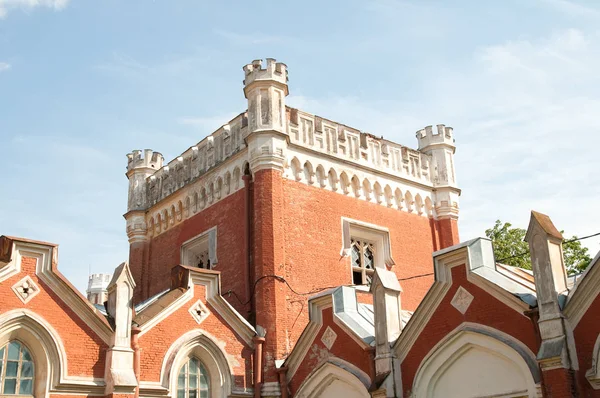 Rosja Peterhof 2009 Gotyk Fasady Budynku Ogromny Trapezowe Dawne Stajnie — Zdjęcie stockowe