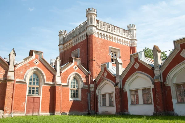 Rusia Peterhof 2009 Fachadas Góticas Enorme Edificio Trapezoidal Antiguos Establos — Foto de Stock