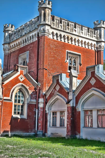 俄罗斯 彼得夏宫 23062009 哥特式门面的一个巨大的 梯形建筑前法院马厩 形成了中世纪堡垒的形式英国的哥特式 — 图库照片