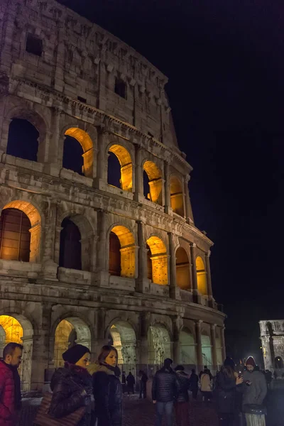 Italië Rome 2018 Toeristen Het Colosseum Bij Nacht — Stockfoto