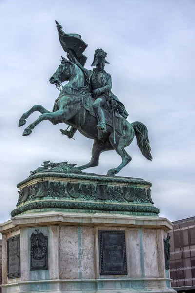 ウィーン オーストリア 2017 オーストリア ウィーンのホーフブルク宮殿向かいヘルデンプラッツの大公カールの乗馬の彫像 — ストック写真