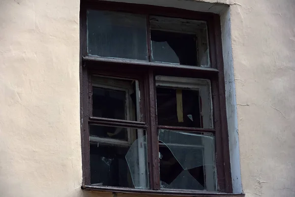 Ventana Rota Una Casa Ladrillo Abandonada — Foto de Stock