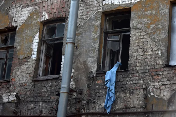 Ventana Rota Una Casa Ladrillo Abandonada — Foto de Stock