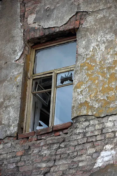 Janela Quebrada Uma Casa Tijolo Abandonada — Fotografia de Stock