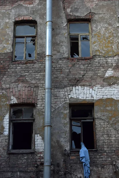 Ventana Rota Una Casa Ladrillo Abandonada — Foto de Stock