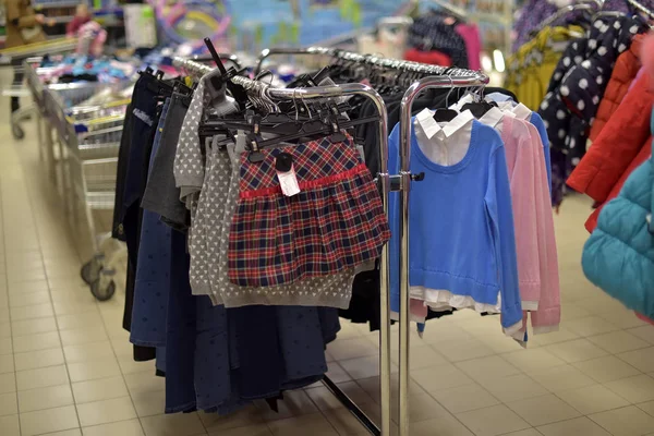 Russia San Pietroburgo 2015 Abbigliamento Donna Bambino Supermercato — Foto Stock