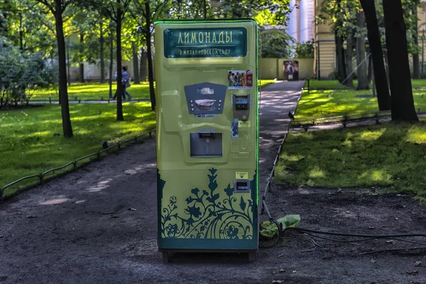 Rússia São Petersburgo 2017 Máquina Automática Com Bebidas Carbonatadas Parque — Fotografia de Stock