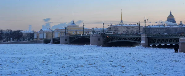 Россия Санкт Петербург 2014 Дворцовый Мост Лед Неве Зимой — стоковое фото