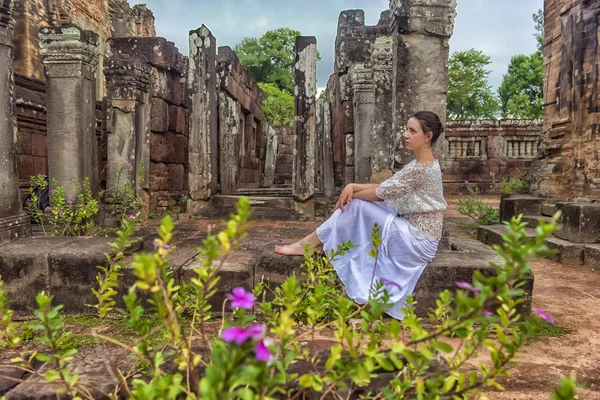 Girl White Ruins Ancient Temple Cambodia — Stock Photo, Image