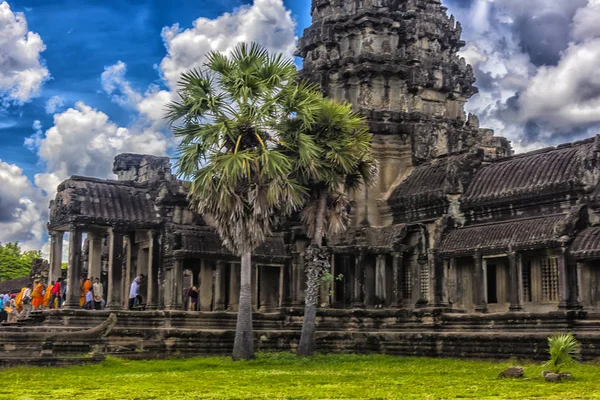 Siem Reap Kambodża 2017 Mnichów Chodzić Spokojnie Wewnątrz Świątyni Angkor — Zdjęcie stockowe