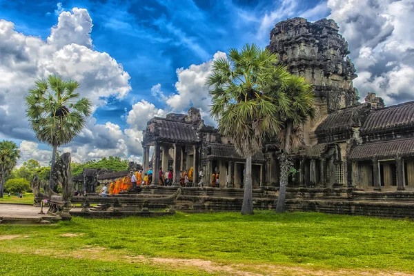 Siem Reap Camboja 2017 Monges Caminham Silenciosamente Dentro Templo Angkor — Fotografia de Stock