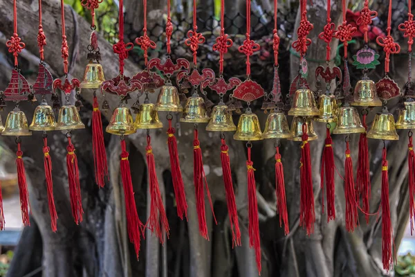 Sinos Com Fitas Vermelhas Templo Chinês — Fotografia de Stock