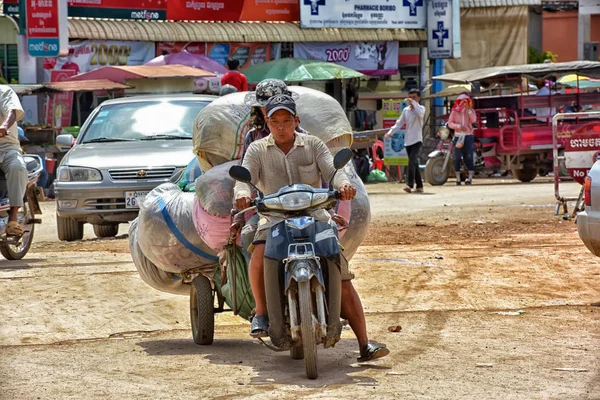 Camboya Phnom Penh 2017 Una Pequeña Bicicleta Cargada Cosas Camino —  Fotos de Stock