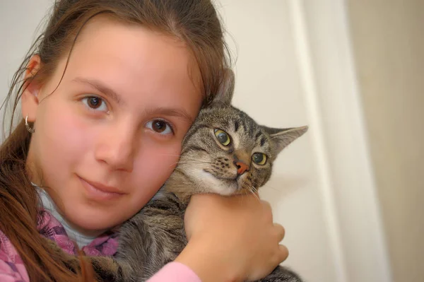 猫を抱いて女の子子供肖像画 — ストック写真