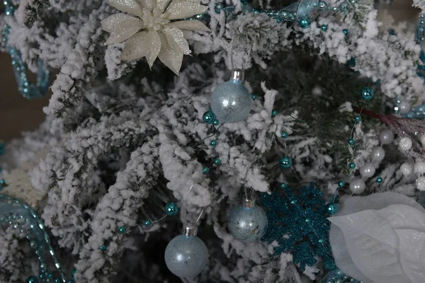 Noel Süslemeleri Ile Mavi Beyaz Noel Ağacı Üzerinde — Stok fotoğraf