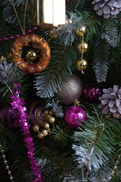 Décorations Noël Sur Sapin Noël Vert Avec Violet Gros Plan — Photo