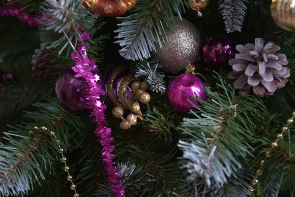 Decorazioni Natalizie Sull Albero Natale Verde Con Viola Primo Piano — Foto Stock