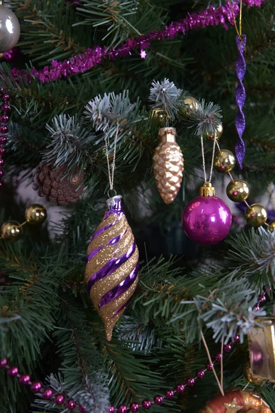 Décorations Noël Sur Sapin Noël Vert Avec Violet Gros Plan — Photo