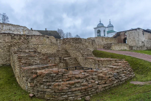 Izborsk Pskov Russia 2017 Veduta Delle Antiche Mura Della Fortezza — Foto Stock