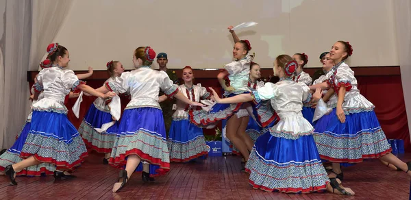 Росія Пскова 2017 Учасників Ансамблю Народного Танцю Російських Традиційному Одязі — стокове фото