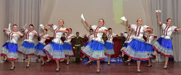 Russland Pskow 2017 Teilnehmer Des Volkstanzensembles Traditioneller Russischer Kleidung Festival — Stockfoto