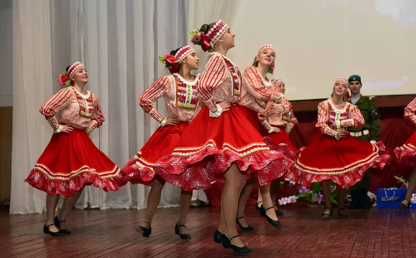 Rusia Pskov 2017 Participantes Del Conjunto Danza Folclórica Ropa Tradicional —  Fotos de Stock