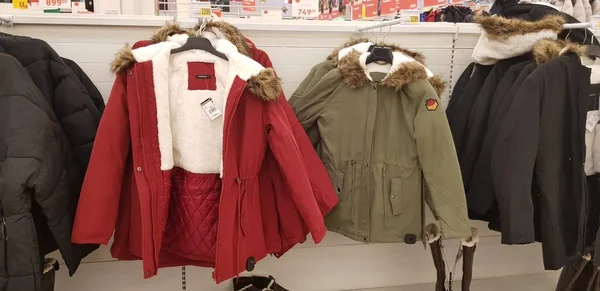 Rusia San Petersburgo 2018 Chaquetas Invierno Para Mujer Tienda — Foto de Stock