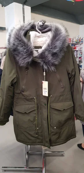 Oroszország Szentpétervár 2018 Nők Téli Kabátok Boltban — Stock Fotó