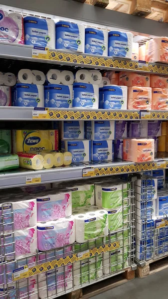 Rusia San Petersburgo 2018 Embalaje Papel Higiénico Estante Del Supermercado — Foto de Stock