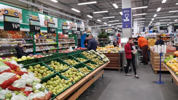 ロシア サンクトペテルブルク スーパー マーケットの野菜部門で 2018 買い物客 — ストック写真