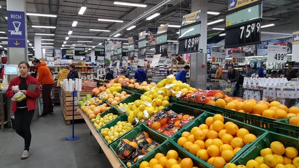 Rusland Sint Petersburg 2018 Shoppers Plantaardige Afdeling Supermarkt — Stockfoto