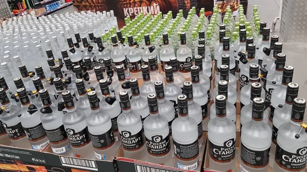 Russie Saint Pétersbourg 2018 Beaucoup Bouteilles Vodka Dans Supermarché — Photo