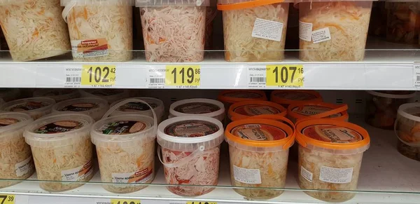 Rusya Petersburg 2018 Bir Süpermarkette Tuzlu Sebze Lahana Turşusu — Stok fotoğraf