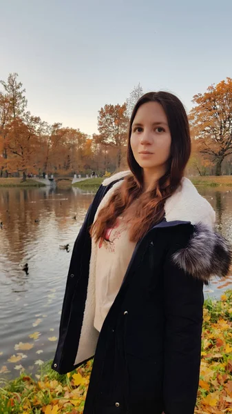 Mädchen Blauer Herbstjacke Auf Dem Hintergrund Des Sees Und Der — Stockfoto