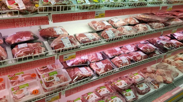 Rússia São Petersburgo 2018 Pacotes Carne Supermercado — Fotografia de Stock