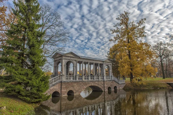 Rusland Tsarskoye Selo 2018 Marmorbro Efterårsløv Catherine Park Pushkin Petersborg - Stock-foto