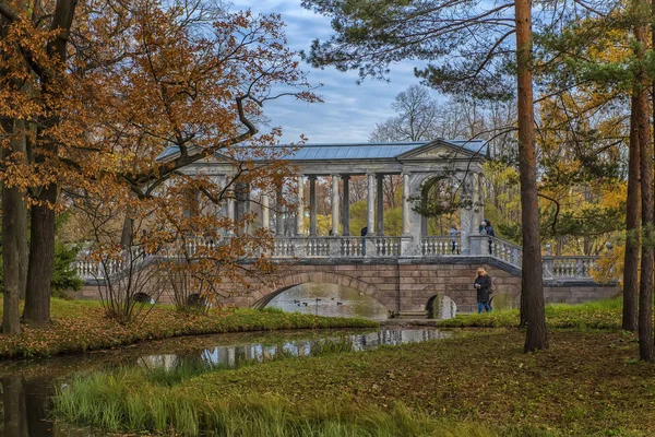 Russia Tsarskoye Selo 2018 Marble Bridge Autumn Foliage Catherine Park — Stock Photo, Image