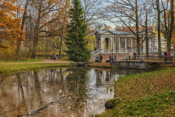 ロシア ツァールスコエ セロー キャサリン公園 プーシキン サンクトペテルブルグ ロシアの紅葉 2018 大理石橋 — ストック写真