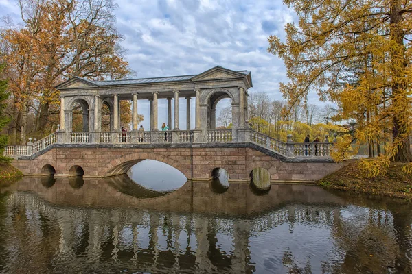 Russia Zarskoye Selo 2018 Ponte Marmo Fogliame Autunnale Nel Parco — Foto Stock