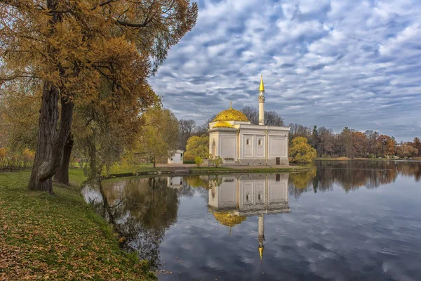 Russie Tsarskoïe Selo 2018 Bain Turc Chute Dorée Dans Parc — Photo