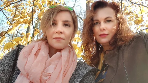 Retrato Dos Mujeres Parque Con Follaje Otoñal Selfie — Foto de Stock