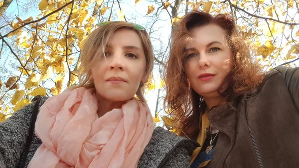 Parkta Sonbahar Yeşilliği Selfie Olan Iki Kadının Portresi — Stok fotoğraf