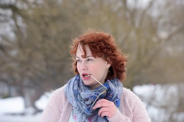 Retrato Una Mujer Pelirroja Cuarenta Años Sobre Fondo Invernal —  Fotos de Stock