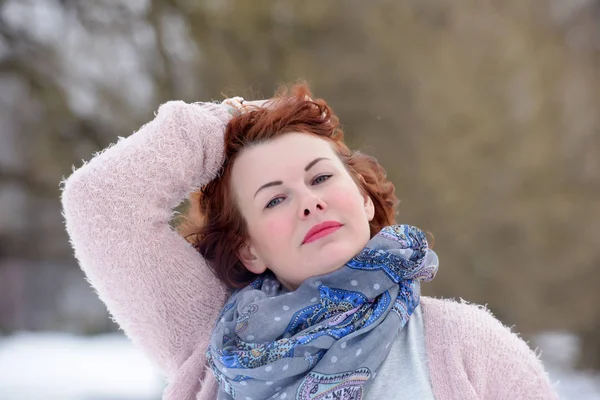 四十岁的红头发妇女的肖像在冬季背景 — 图库照片