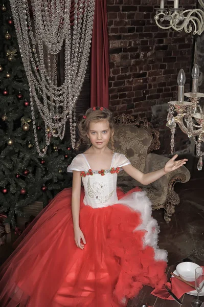 年轻的公主在红色白色礼服和水晶吊灯 — 图库照片